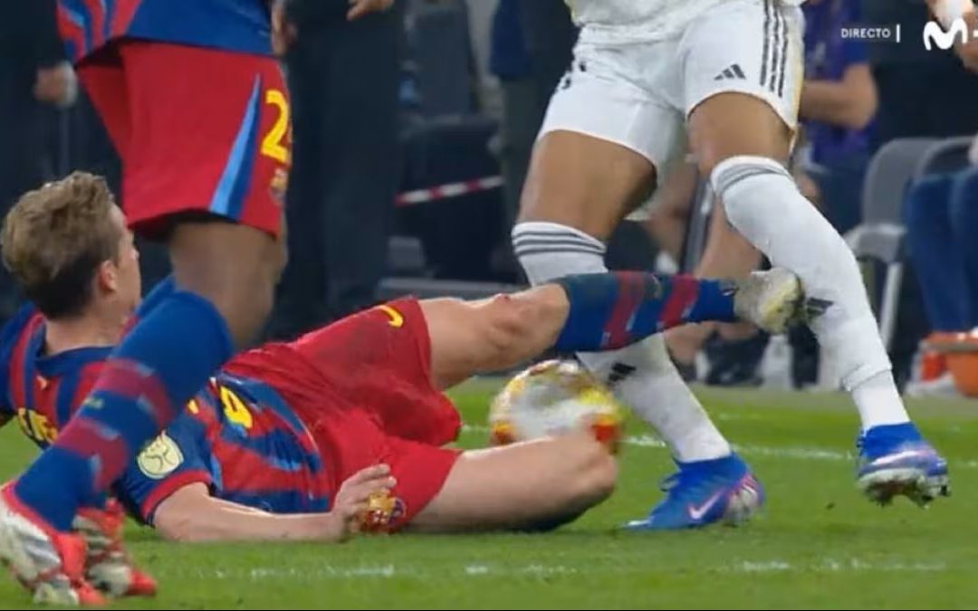 ¿Quién avisó a Munuera Montero de la tarjeta roja para De Jong?