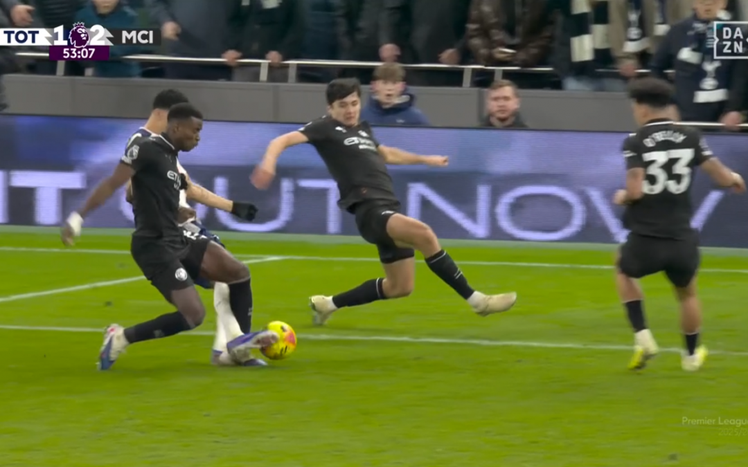 La Premier League pone en entredicho el criterio arbitral de LaLiga